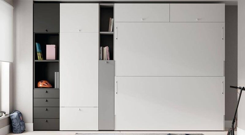 Estantería que integra litera abatible en horizontal.