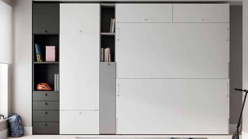 Estantería que integra litera abatible en horizontal.