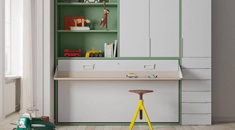Mueble con cama abatible horizontal con mesa y armario.