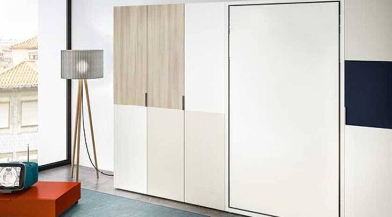 Armario con cama de matrimonio integrada. Mueble cama de tonos claros que combina, blanco, crudo y madera.