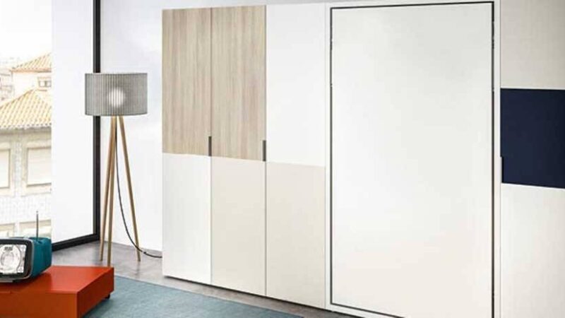 Armario con cama de matrimonio integrada. Mueble cama de tonos claros que combina, blanco, crudo y madera.