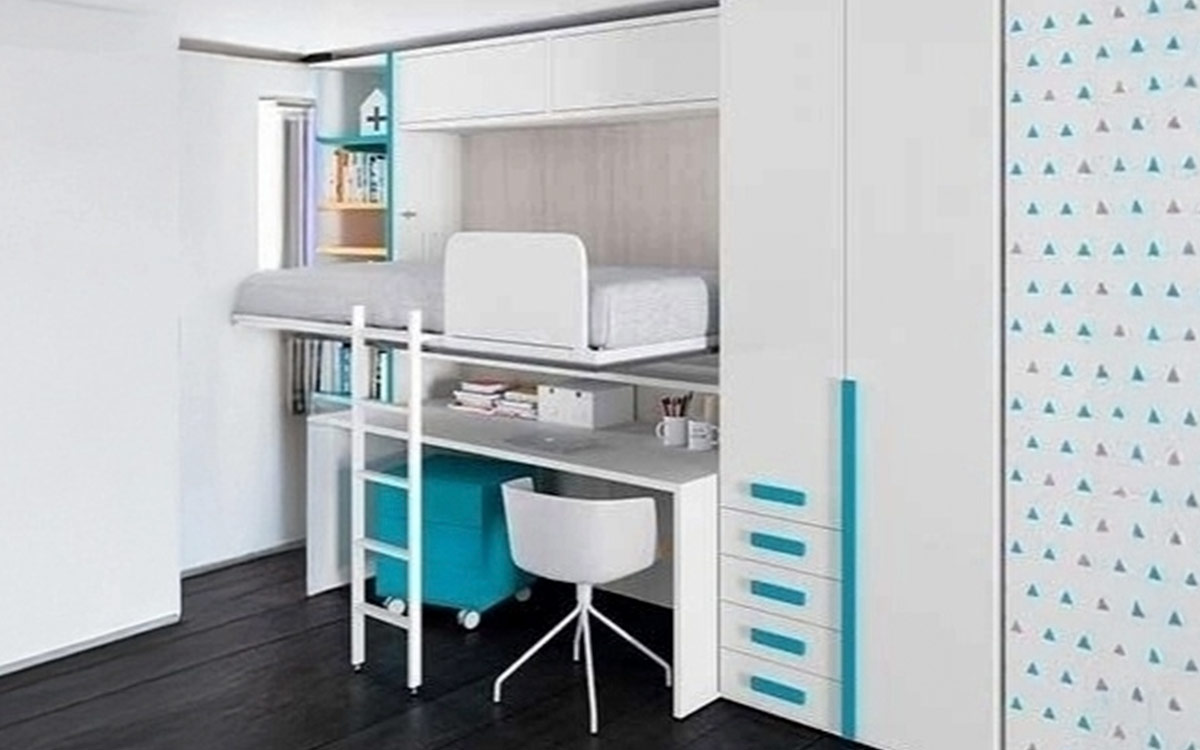 Cama abatible horizontal elevada con escritorio inferior integrado.