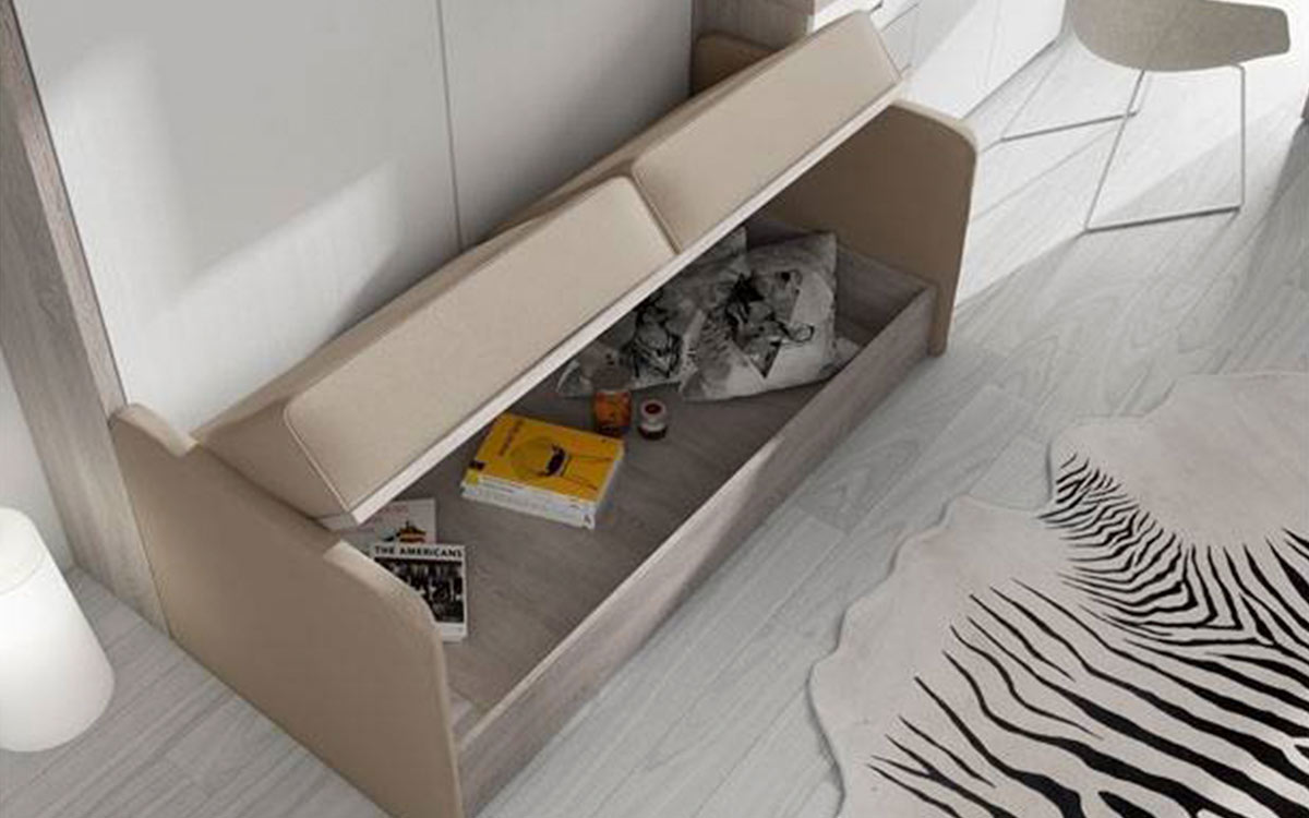 Cama abatible de matrimonio con sofá y arcón integrado.