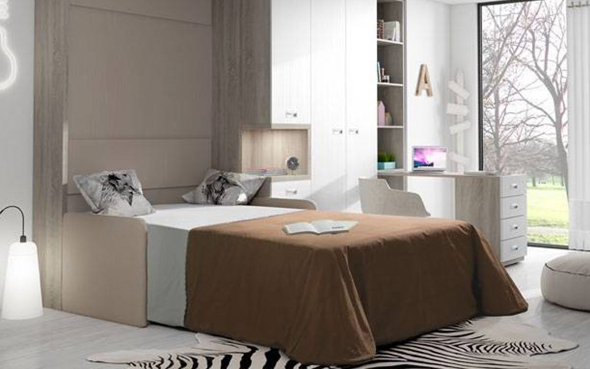 Cama abatible de matrimonio con sofá y arcón integrado.
