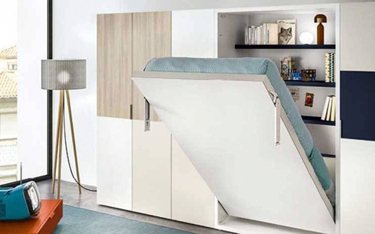 Cama abatible vertical con estanterías y espacio de almacenaje para almohadas.