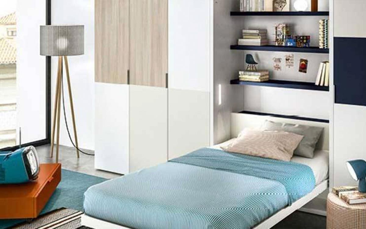 Cama abatible vertical con estanterías y espacio de almacenaje para almohadas.