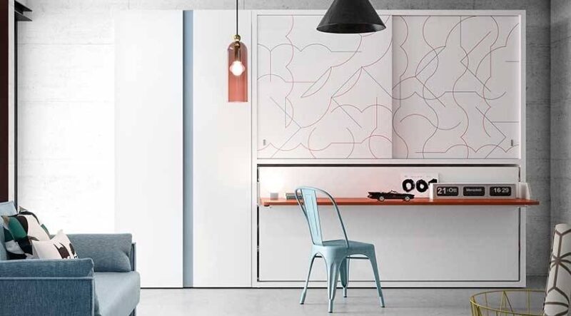 Mueble cama con mesa y armario arriba.