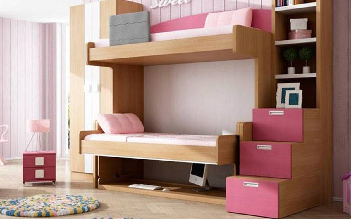 Cama abatible con mesa y litera fija superior.