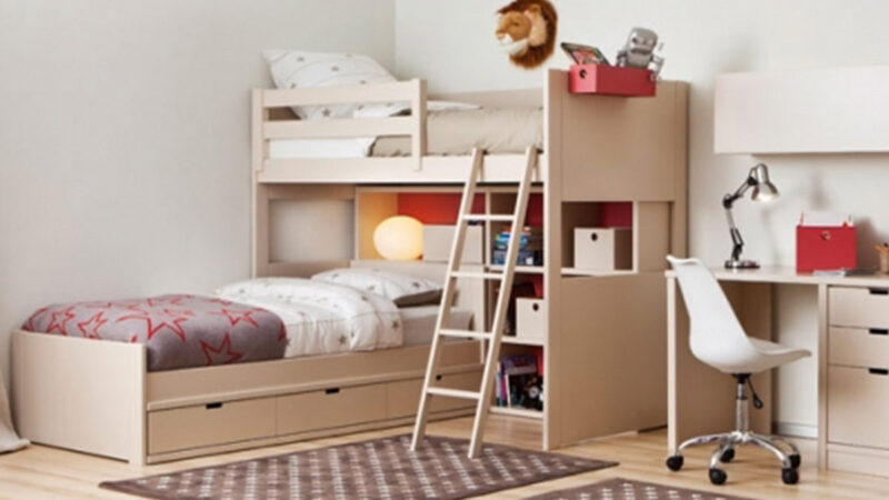 dormitorio infantil en tonos neutros con litera loft, cama nido y librería Asoral, muebles juveniles de madera maciza y acabado texturado