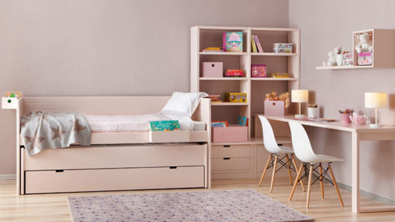 habitación compartida para dos hermanas con cama nido triple y almacenamiento