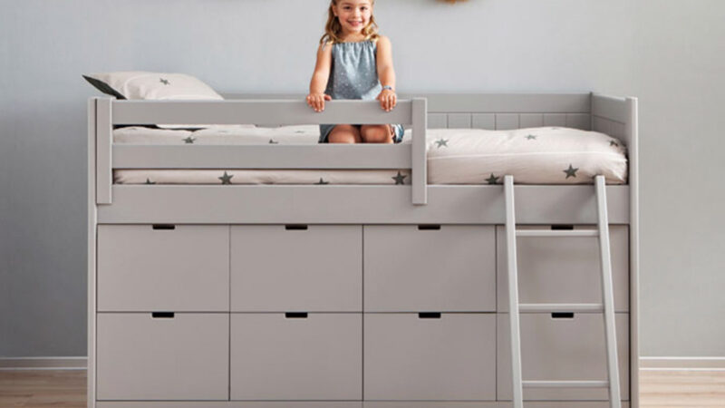 habitación infantil con cama block elevada y almacenamiento integrado