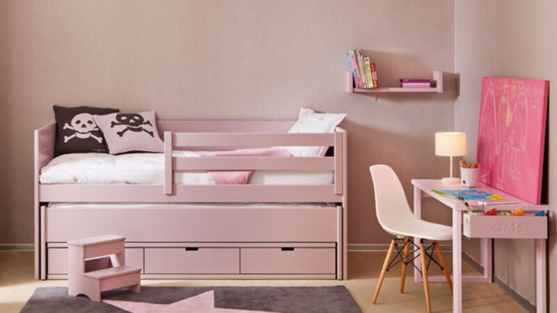 habitación infantil para niña con cama nido móvil y cama extraíble con cajones