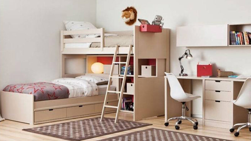 habitación infantil neutra con litera loft y cama nido con almacenamiento