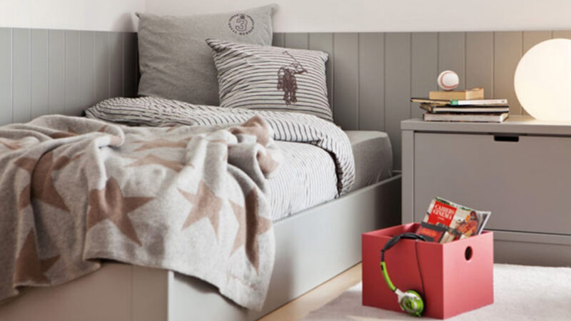 habitación juvenil individual con cama baja y módulo contenedor