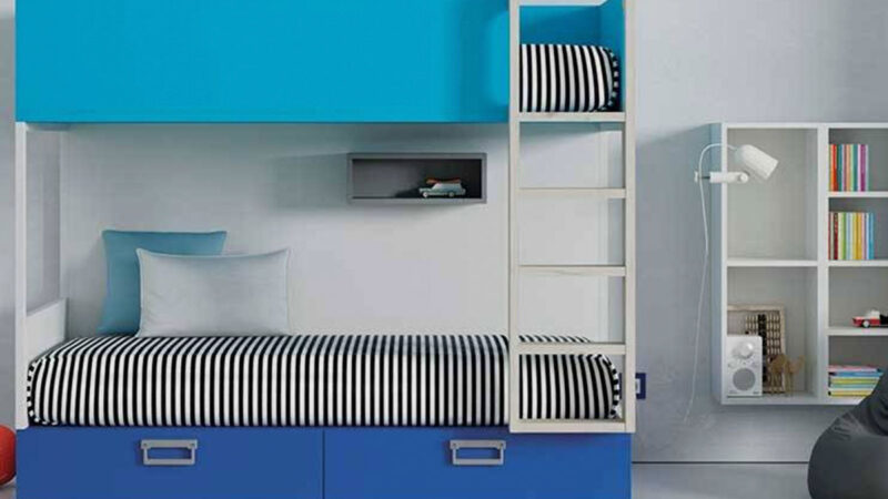 Litera juvenil con cama superior con quitamiedos, escalera lateral y cajones inferiores para almacenamiento