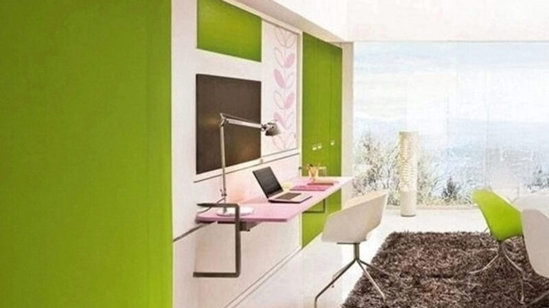 Mueble juvenil con cama abatible, escritorio frontal y armario superior.