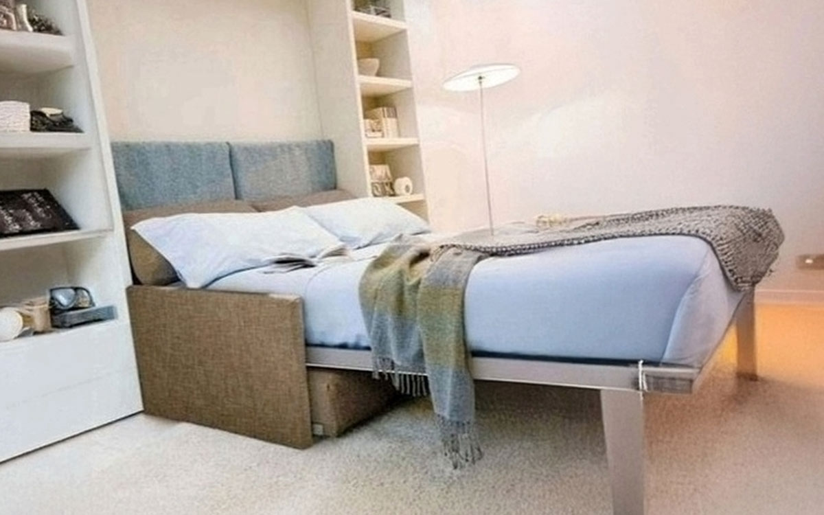 Mueble cama abatible de matrimonio con sofá integrado compacto.