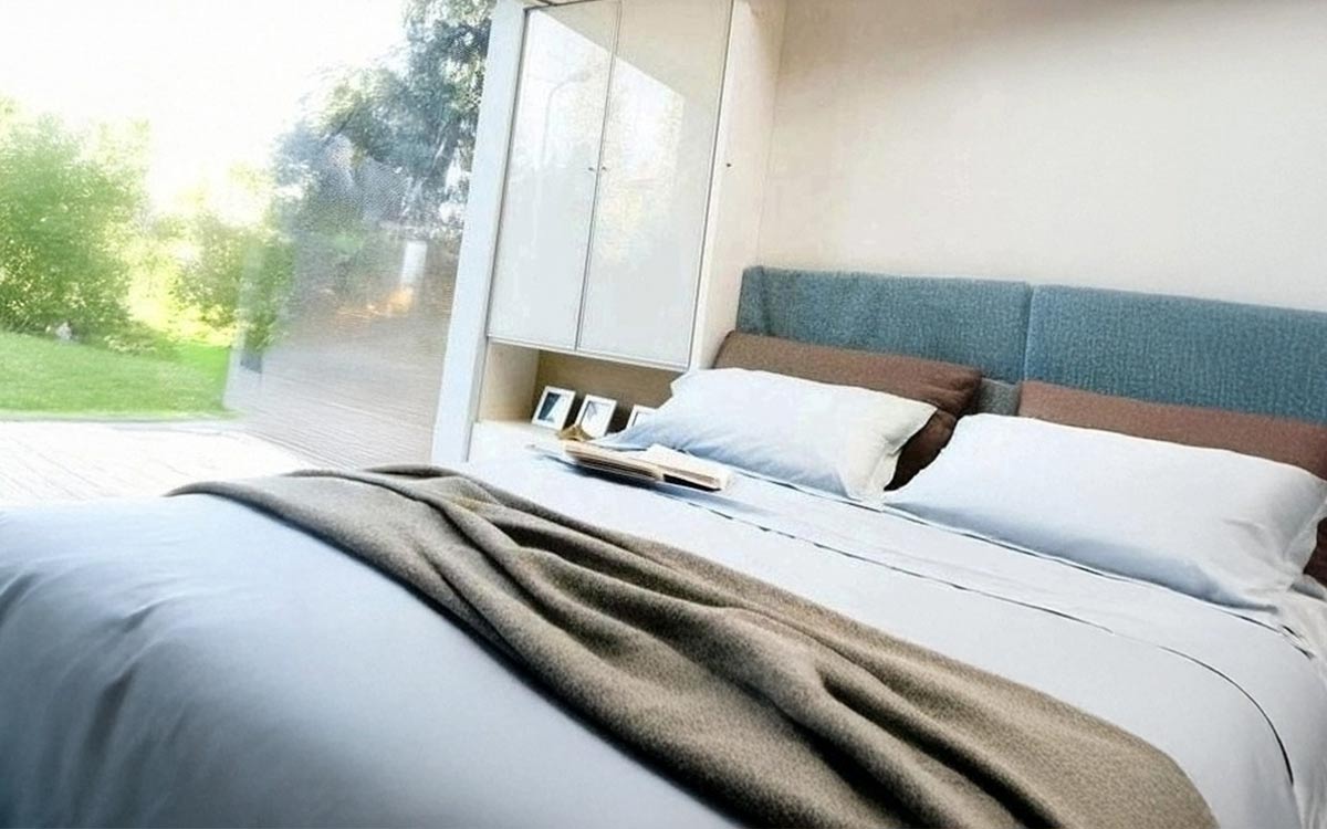 Mueble cama abatible de matrimonio con sofá integrado compacto.