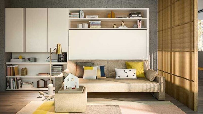 mueble con estantes con cama abatible en horizontal y sofá frontal color camel.