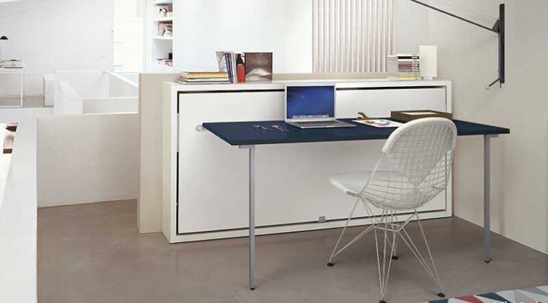 mesa con mueble cama abatible en horizontal, mesa con patas metálicas.