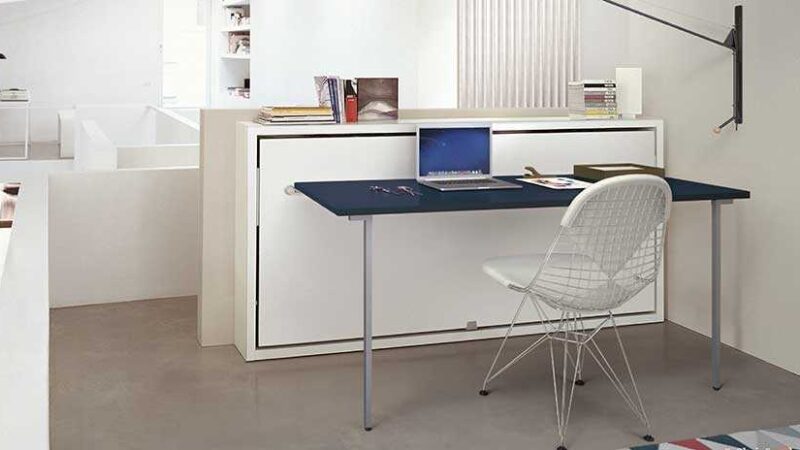 mesa con mueble cama abatible en horizontal, mesa con patas metálicas.