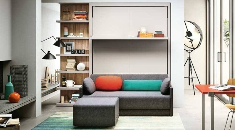 mueble cama abatible vertical, con cama de matrimonio y sofá frontal color gris.