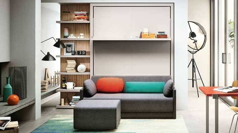mueble cama abatible vertical, con cama de matrimonio y sofá frontal color gris.