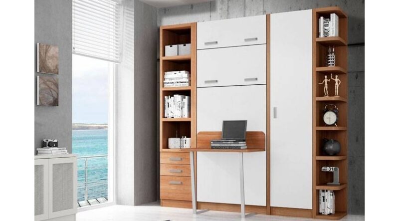 Pequeña mesa convertible en cama, integrado en mueble, estantería.