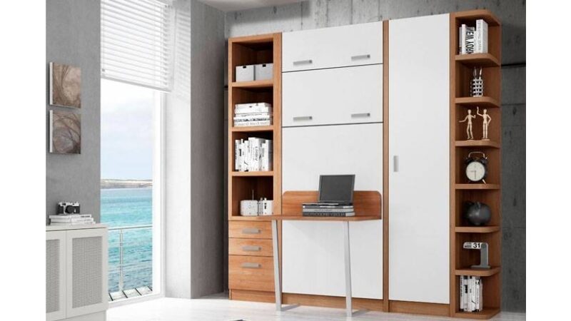 Pequeña mesa convertible en cama, integrado en mueble, estantería.