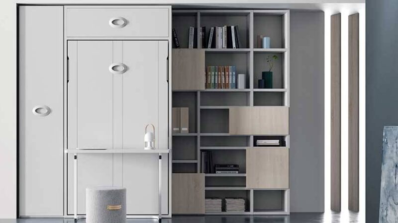 Mueble con estantería y pequeña mesa que integra una cama individual vertical