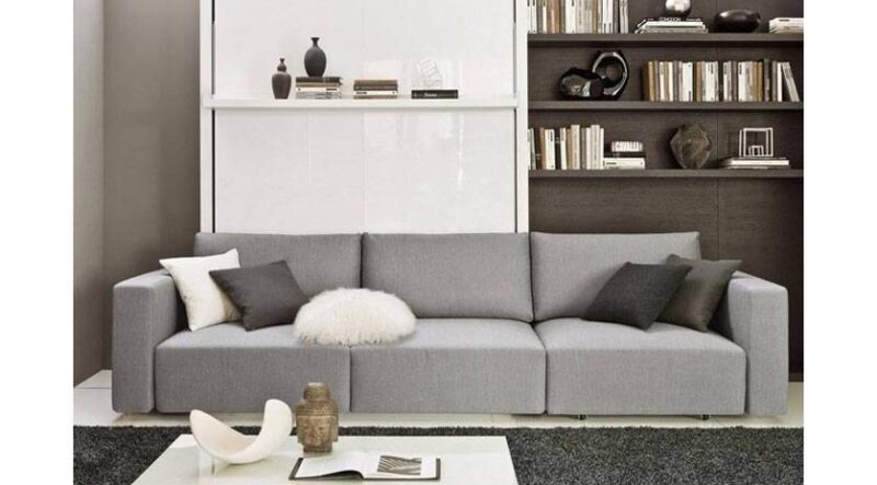 Mueble abatible vertical de matrimonio con sofá y chaise longue extensible.