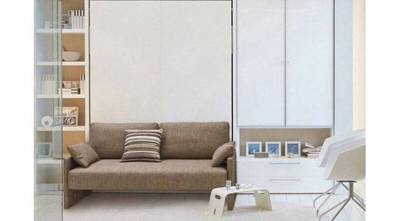 mueble cama abatible con sofá. Cama de matrimonio y sofá color marrón se oculta debajo de la cama.