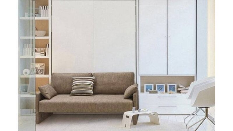 mueble cama abatible con sofá. Cama de matrimonio y sofá color marrón se oculta debajo de la cama.