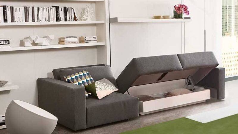Mueble cama abatible vertical, con sofá de cuatro plazas en el frontal. Cama de matrimonio y sofá con zona de almacenaje.