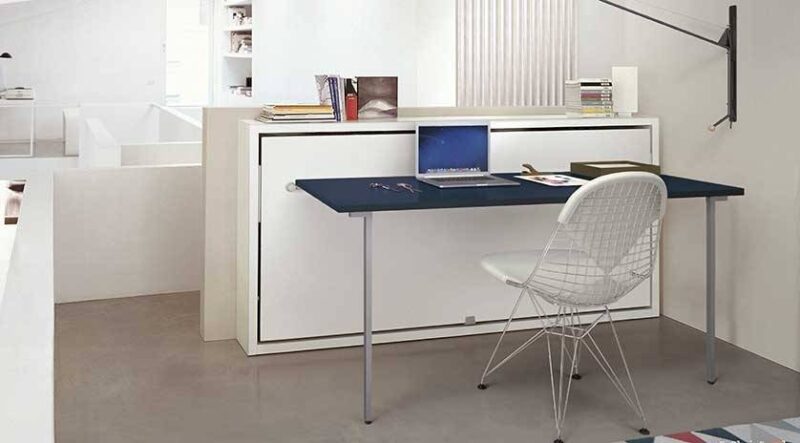 Mueble cama con escritorio ligero. Fácil abertura, requiere poco espacio. Mueble blanco con el sobre del escritorio azul marino.