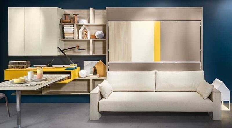 Mueble cama con literas abatibles horizontales y sofá frontal.