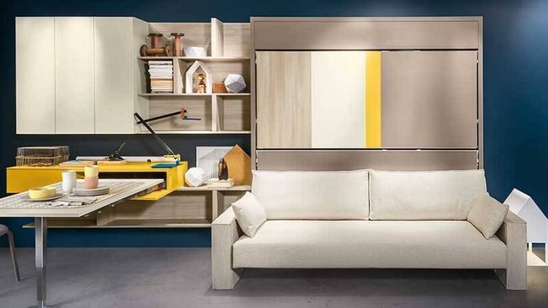 Mueble cama con literas abatibles horizontales y sofá frontal.
