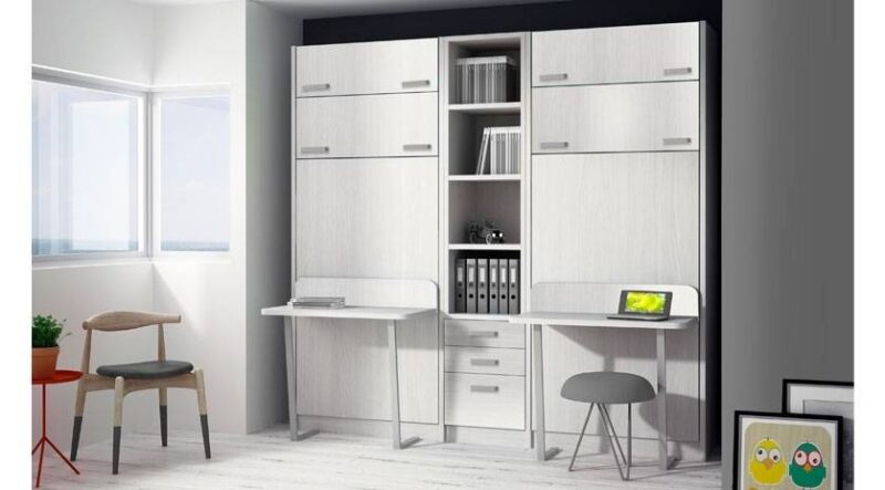 mueble cama con literas abatibles, Mueble con estantes y pequeñas mesas que oculta cuatro camas abatibles en dos literas.
