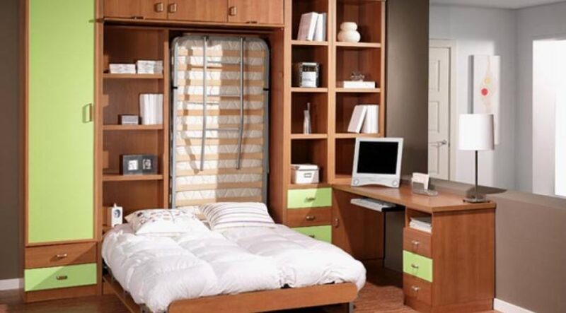 Litera abatible vertical con cama de matrimonio y cama individual integrada en mueble estantería.