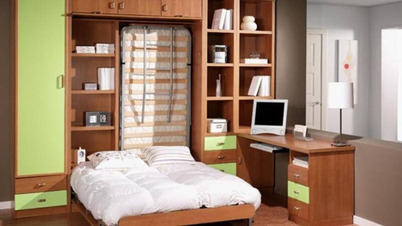 Litera abatible vertical con cama de matrimonio y cama individual integrada en mueble estantería.