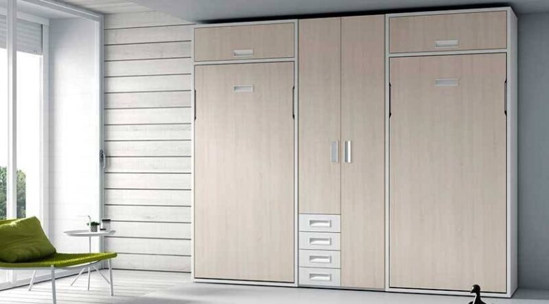 Mueble que parece un armario, pero oculta dos literas, con un total de cuatro camas.