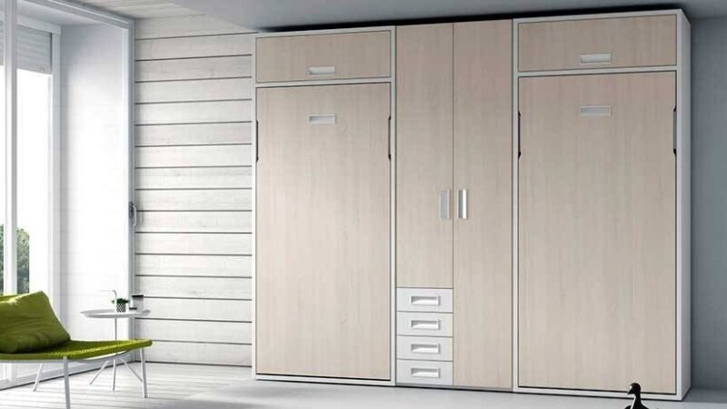 Mueble que parece un armario, pero oculta dos literas, con un total de cuatro camas.