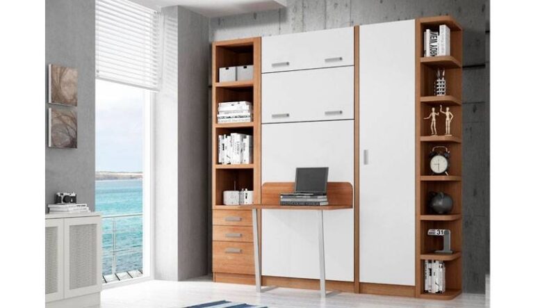 mueble cama con pequeña mesa, cama abatible vertical. Combinación madera y blanco con estantes y armario.