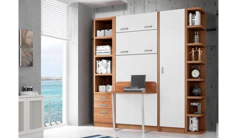 mueble cama con pequeña mesa, cama abatible vertical. Combinación madera y blanco con estantes y armario.