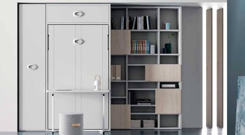 Mueble cama vertical con mesa integrada.