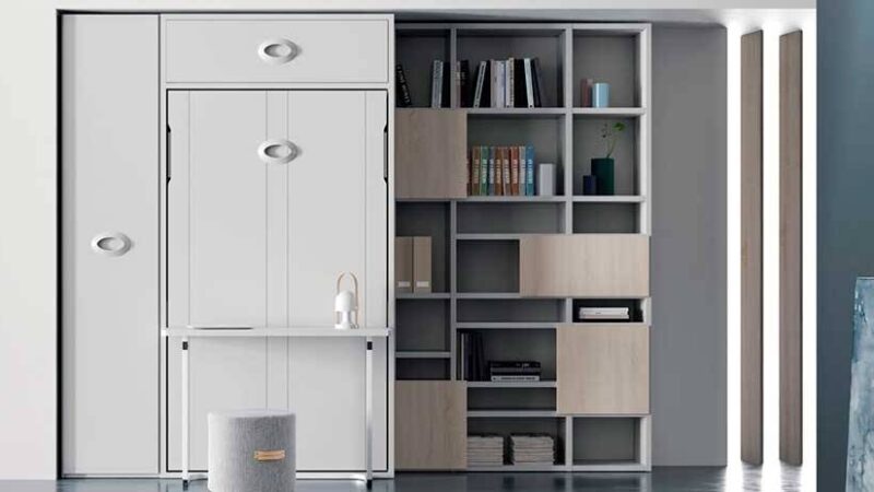 Mueble cama vertical con mesa integrada.