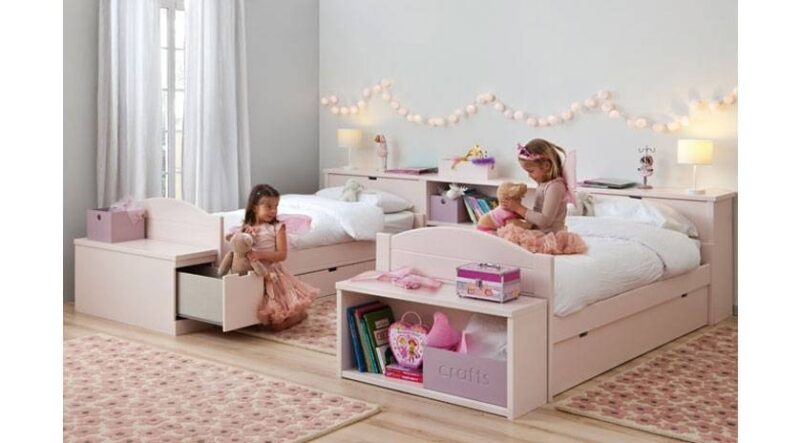 Habitación con dos camas nido decorada en rosa - Imagen 2