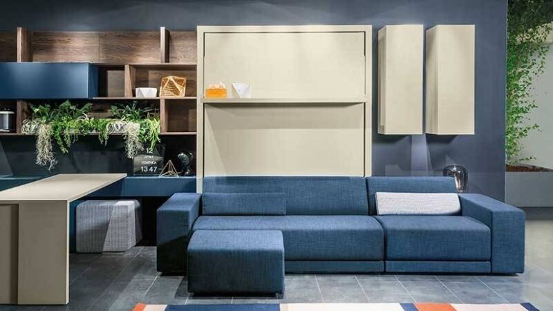 Mueble con cama de matrimonio abatible con sofá delante de estilo nórdico