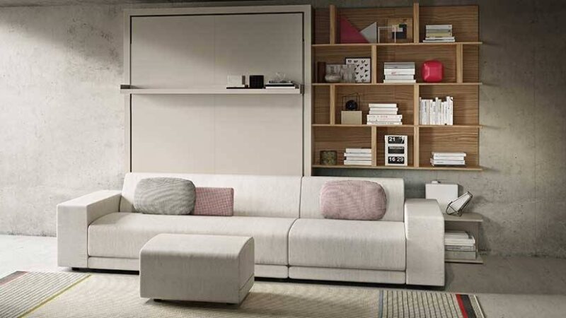 mueble cama de matrimonio abatible con sofá grande frontal, Líneas limpias modernas, integrables en salón o estudio. Tonos claros, blanco y madera.
