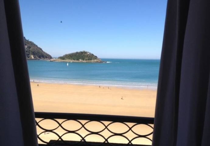 Sofá cama en magnífica casa en la Playa de La Concha Sofá cama Cruces en un  piso de San Sebastián.